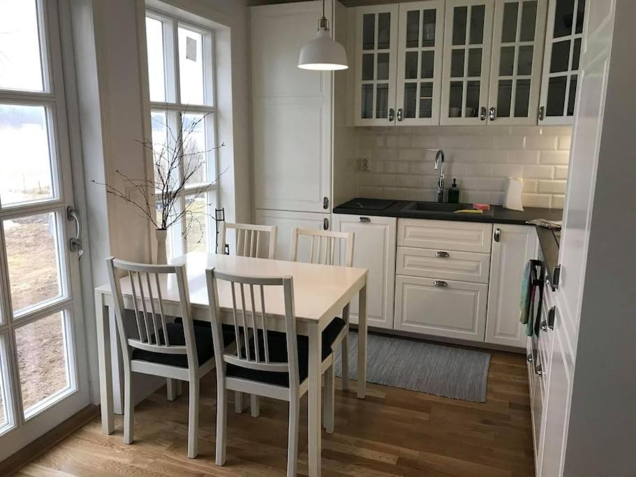Mysig Stuga Med Sjoetomt, Naera Jaervsoebacken Eksteriør billede